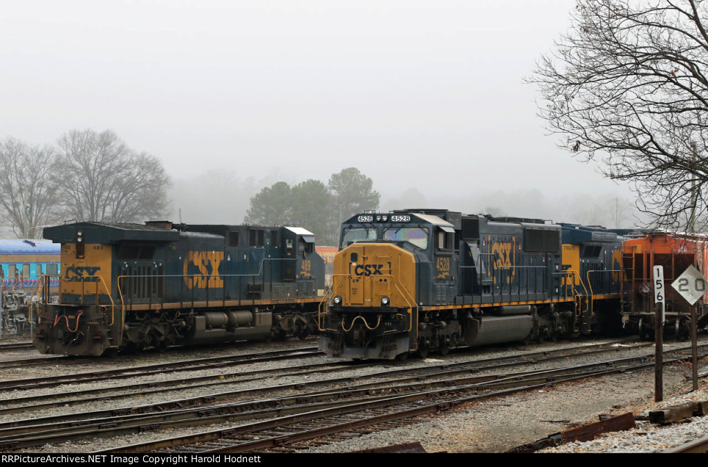 CSX 489, 4528 & 7025 sit in the yard on a foggy morning